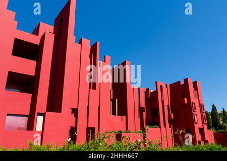 Calpe, Spanien - 19. Juli 2021: Das postmoderne Gebäude 'La Muralla Roja', die rote Mauer, vom Architekten Ricardo Bofill Stockfoto