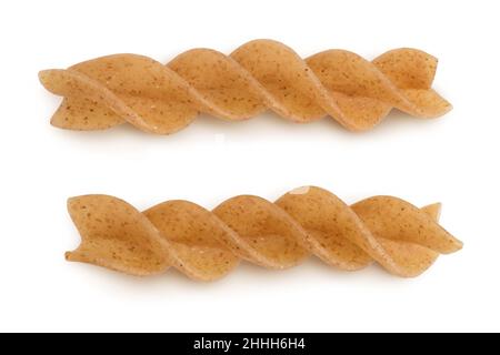 Wolegrain fusilli Pasta aus Hartweizen isoliert auf weißem Hintergrund mit Clipping Pfad und volle Schärfentiefe. Draufsicht. Flach liegend. Stockfoto