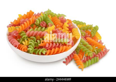 Rohe Fusilli in Keramikschale farbige Pasta, isoliert auf weißem Hintergrund mit Clipping-Pfad und volle Schärfentiefe Stockfoto