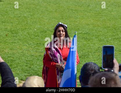 Der konservative Abgeordnete Nusrat Ghani bei einer pro-uigurischen Protestveranstaltung auf dem Parliament Square in London, Großbritannien. 22. April 2021. Stockfoto