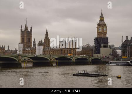 Houses of Parliament, Big Ben und Westminster Bridge, Tagesansicht, London, Großbritannien 21st. Januar 2022. Stockfoto