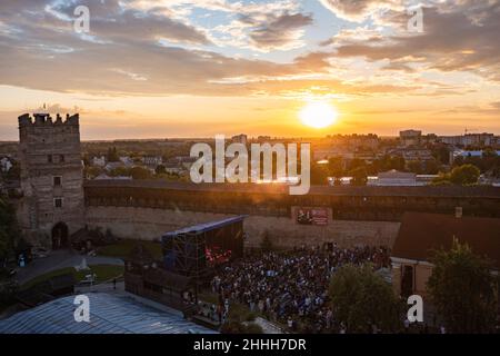 Lutsk, Ukraine - 4. Juni 2021: Luftaufnahme auf Lubarts Schloss in Lutsk, Ukraine von Drohne Stockfoto