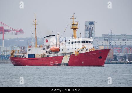 Halifax, Nova Scotia, Kanada. 24th. Januar 2022. Die CCGS Hudson fährt ein letztes Mal in den Hafen von Halifax ein. Das 59 Jahre alte Forschungsschiff CCGS Hudson, das älteste Schiff der kanadischen Küstenwache, soll stillgelegt werden, so eine Erklärung der kanadischen Küstenwache, die letzte Woche veröffentlicht wurde und es nach einem katastrophalen mechanischen Versagen im vergangenen Herbst als „wirtschaftliche Reparatur“ bezeichnet. Stockfoto