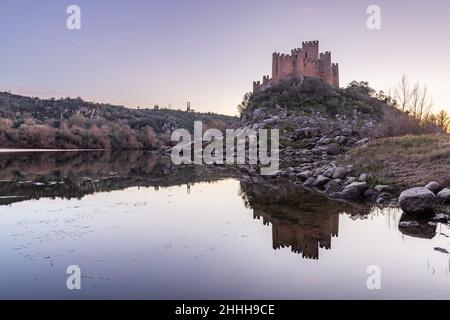 Blick auf das schöne Schloss Almourol auf einer kleinen Insel Stockfoto