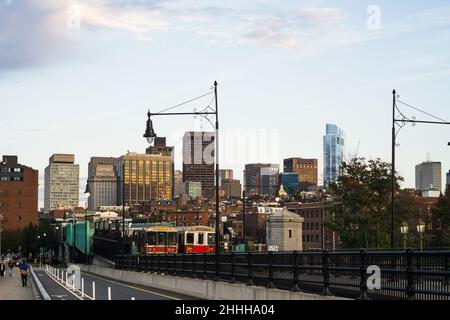 Die rote U-Bahn-Linie Boston an der Longfellow Bridge bietet einen malerischen Blick auf Wolkenkratzer im Hintergrund Stockfoto