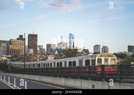 Die rote U-Bahn-Linie Boston an der Longfellow Bridge bietet einen malerischen Blick auf Wolkenkratzer im Hintergrund Stockfoto