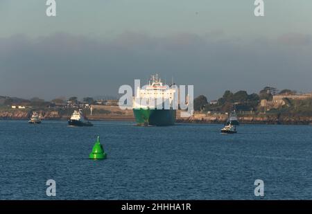 EDDYSTONE MARINEFRACHTSCHIFF VERLÄSST DEVONPORT DOCKYARD Stockfoto