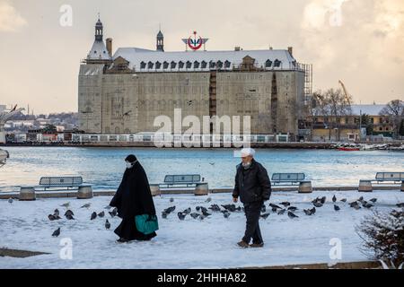 Blick auf die Stadt und die Menschen von Istanbul nach starkem Schneefall am Wochenende im Stadtteil Kadikoy in Istanbul, Türkei, am 23. Januar 2022. Stockfoto