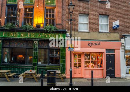 Exmouth Market, eine trendige, halbFußgängerstraße mit unabhängigen Geschäften in Clerkenwell im Londoner Stadtteil Islington, EC1, London, Engl Stockfoto