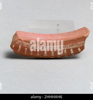 Vasenfragment Ostgriechisch/Sardis, lydianisches Randfragment mit weißen Linien.. Vasenfragment. Ostgriechisch/Sardis, Lydian. Terrakotta. Vasen Stockfoto