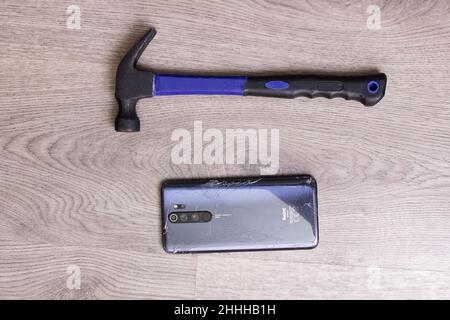 Weißrussland, Novopolotsk - 19. januar 2022: Hammer bricht xiaomi-Handyhülle Stockfoto