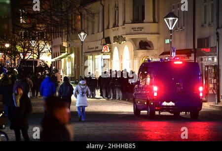 Bernau, Deutschland. 24th Januar 2022. Die Polizei patrouilliert in der Bürgermeisterstraße in der Bernauer Innenstadt, nachdem sich hier etwa 100 Menschen versammelt hatten. Für eine angekündigte Demonstration gegen die Corona-Regeln hatte sich trotz Aufforderung der Polizei kein Versammlungsleiter gemeldet. Quelle: Soeren Stache/dpa-Zentralbild/dpa/Alamy Live News Stockfoto