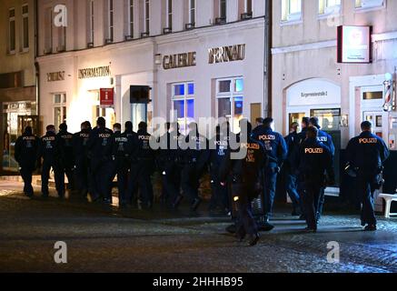 Bernau, Deutschland. 24th Januar 2022. Die Polizei patrouilliert in der Bürgermeisterstraße in der Bernauer Innenstadt, nachdem sich hier etwa 100 Menschen versammelt hatten. Für eine angekündigte Demonstration gegen die Corona-Regeln hatte sich trotz Aufforderung der Polizei kein Versammlungsleiter gemeldet. Quelle: Soeren Stache/dpa-Zentralbild/dpa/Alamy Live News Stockfoto