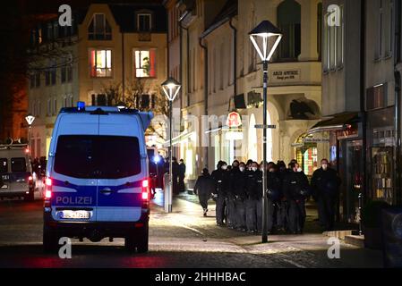 Bernau, Deutschland. 24th Januar 2022. Die Polizei patrouilliert in der Bürgermeisterstraße in der Bernauer Innenstadt, nachdem sich hier etwa 100 Menschen versammelt hatten. Für eine angekündigte Demonstration gegen die Corona-Regeln hatte sich trotz Aufforderung der Polizei kein Versammlungsleiter gemeldet. Quelle: Soeren Stache/dpa-Zentralbild/dpa/Alamy Live News Stockfoto