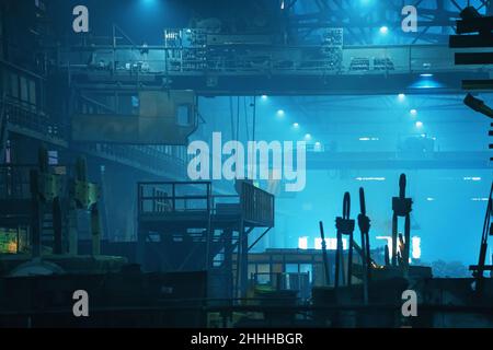 Metallurgie Fabrik Innenraum in blauer Farbe. Industriegebiet mit Kränen und Maschinen aus Metall. Stockfoto
