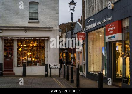 Camden Passage, eine lebhafte Fußgängerstraße mit antiken Ständen, Geschäften, Pubs, Restaurants und Cafés, Islington, London, England, Großbritannien Stockfoto