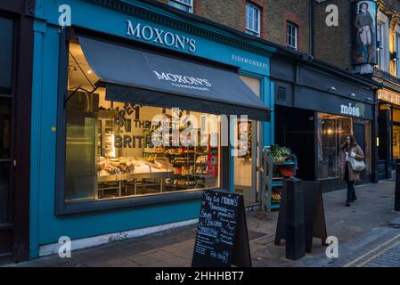 Camden Passage, eine lebhafte Fußgängerstraße mit antiken Ständen, Geschäften, Pubs, Restaurants und Cafés, Islington, London, England, Großbritannien Stockfoto