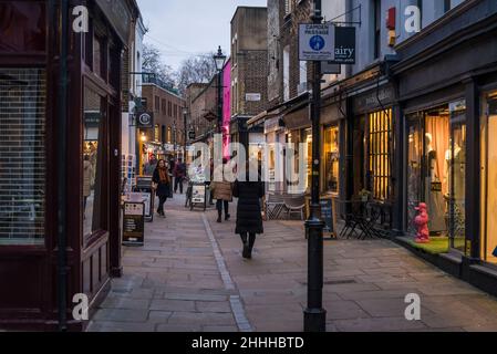 Camden Passage, eine lebhafte Fußgängerstraße mit antiken Ständen, Geschäften, Pubs, Restaurants und Cafés, Islington, London, England, Großbritannien Stockfoto