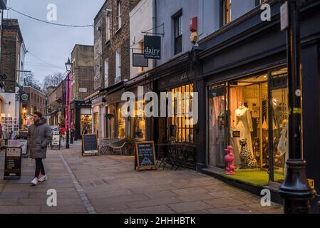 Camden Passage, eine lebhafte Fußgängerstraße mit antiken Ständen, Geschäften, Pubs, Restaurants und Cafés, Islington, London, England, Großbritannien Stockfoto