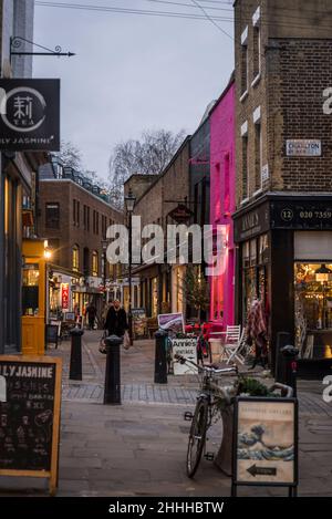 Camden Passage, eine lebhafte Fußgängerstraße mit antiken Ständen, Geschäften, Pubs, Restaurants und Cafés, Islington, London, England, Großbritannien Stockfoto