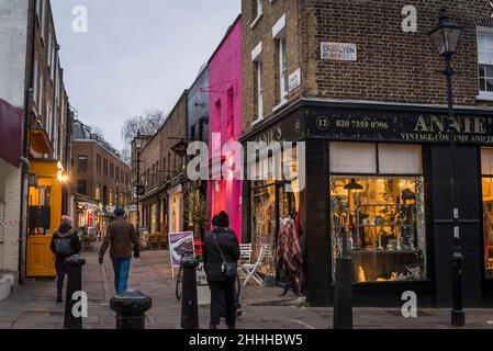 Camden Passage, eine lebhafte Fußgängerstraße mit antiken Ständen, Geschäften, Pubs, Restaurants und Cafés, Islington, London, England, Großbritannien Stockfoto