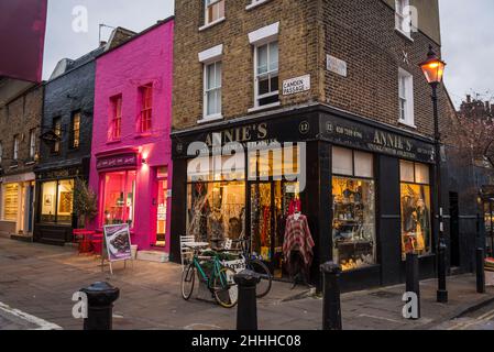 Camden Passage, eine lebhafte Fußgängerstraße mit antiken Ständen, Geschäften, Pubs, Restaurants und Cafés, Islington, London, England, Großbritannien Stockfoto