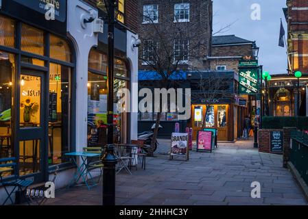 Camden Passage, eine lebhafte Fußgängerstraße mit antiken Ständen, Geschäften, Pubs, Restaurants und Cafés, Islington, London, England, Großbritannien Stockfoto