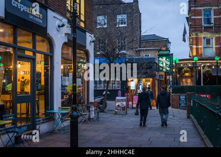 Camden Passage, eine lebhafte Fußgängerstraße mit antiken Ständen, Geschäften, Pubs, Restaurants und Cafés, Islington, London, England, Großbritannien Stockfoto