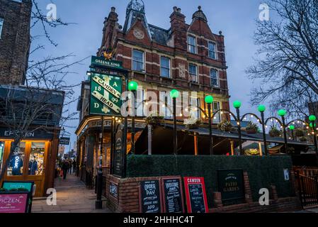 Green King Pub in der Camden Passage, einer lebhaften Fußgängerzone mit Antiquitätenläden, Geschäften, Pubs, Restaurants und Cafés, Islington, London, England Stockfoto