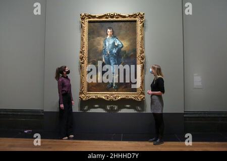 London, Großbritannien. 24th Januar 2022. Mitarbeiter posieren vor Thomas Gainsboroughs Gemälde ‘Blue Boy' während der Pressevorschau in der National Gallery.Thomas Gainsboroughs Gemälde werden vom 25. Januar bis zum 15. Mai 2022 in der National Gallery ausgestellt. (Foto von Steve Taylor/SOPA Images/Sipa USA) Quelle: SIPA USA/Alamy Live News Stockfoto