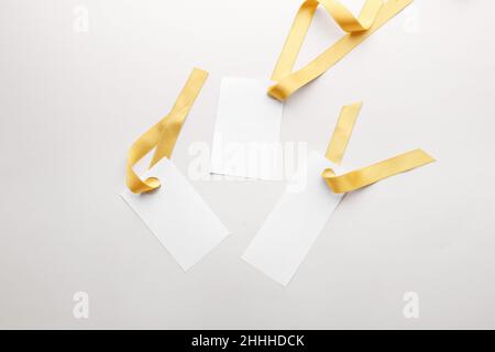 Goldene Bänder mit leeren Karten auf hellem Hintergrund Stockfoto