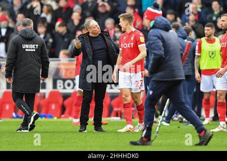 NOTTINGHAM, GROSSBRITANNIEN. JAN 22nd Steve Cooper, Cheftrainer von Nottingham Forest und Ryan Yates von Nottingham Forest feiern am Samstag, dem 22nd. Januar 2022, den Sieg beim Sky Bet Championship-Spiel zwischen Nottingham Forest und Derby County auf dem City Ground, Nottingham. (Kredit: Jon Hobley | MI News) Kredit: MI Nachrichten & Sport /Alamy Live News Stockfoto