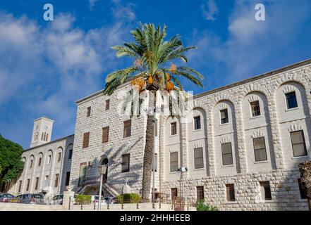 Nazareth, Israel - November 19 2019: Das Gebäude des Museums des Alten Nazareth und der Glockenturm der St. Joseph's Church, Nazareth, Israel. Stockfoto