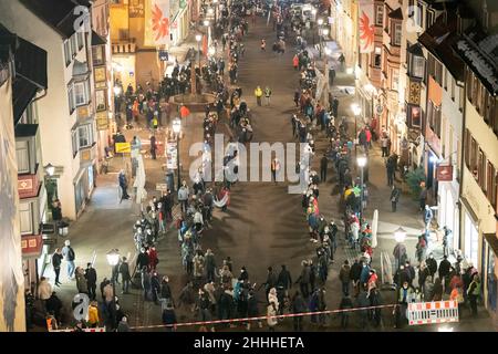 Rottweil, Deutschland. 24th Januar 2022. Die Teilnehmer bilden eine menschliche Kette zur Unterstützung der Corona-Maßnahmen in der Innenstadt. Kredit: Silas Stein/dpa/Alamy Live Nachrichten Stockfoto