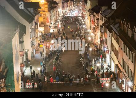 Rottweil, Deutschland. 24th Januar 2022. Die Teilnehmer bilden eine menschliche Kette zur Unterstützung der Corona-Maßnahmen in der Innenstadt. Kredit: Silas Stein/dpa/Alamy Live Nachrichten Stockfoto