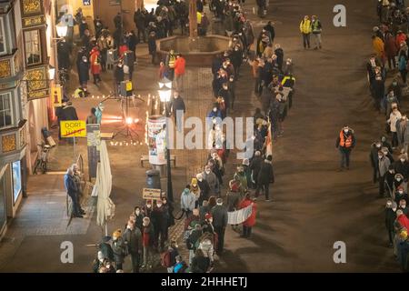 Rottweil, Deutschland. 24th Januar 2022. Die Teilnehmer bilden eine menschliche Kette zur Unterstützung der Corona-Maßnahmen in der Innenstadt. Kredit: Silas Stein/dpa/Alamy Live Nachrichten Stockfoto