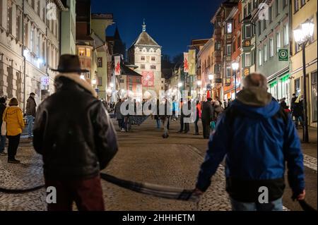 Rottweil, Deutschland. 24th Januar 2022. Die Teilnehmer bilden eine menschliche Kette zur Unterstützung der Corona-Maßnahmen in der Innenstadt. Kredit: Silas Stein/dpa/Alamy Live Nachrichten Stockfoto