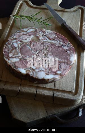 Typische italienische Salami. Toskanische Soprassata-Salami für Snacks, Sandwiches auf Holzschneidebrett. Stockfoto
