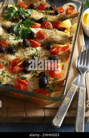 Gebackene Seebarsch-Filets mit Kirschtomaten und Oliven. Direkt darüber. Stockfoto