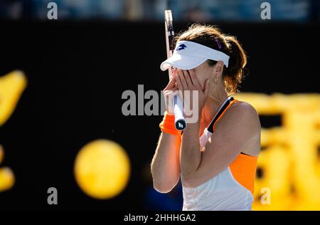 Melbourne, Australien. 24th Januar 2022. Australien, 24. Januar 2022, Alize Cornet aus Frankreich im Einsatz gegen Simona Halep aus Rumänien während der vierten Runde bei den Australian Open 2022, WTA Grand Slam Tennisturnier am 24. Januar 2022 im Melbourne Park in Melbourne, Australien - Foto: Rob Prange/DPPI/LiveMedia Kredit: Unabhängige Fotoagentur/Alamy Live News Stockfoto