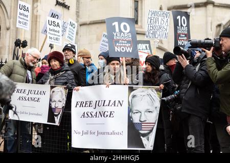 London, Großbritannien, 24/01/2022, die Anhänger von Julian Assange sahen, wie sie ein Banner mit der Aufschrift „befreit Julian Assange. Kein Gefängnis für Journalisten!“ Und Plakate mit der Aufschrift „10 Jahre genug. Free Assange Now!'.der britische Oberste Gerichtshof hat Julian Assange die Erlaubnis erteilt, seine Berufung beim Obersten Gerichtshof des Vereinigten Königreichs einzulegen, weil der Fall wichtige rechtliche Aspekte aufwarf, die für die breite Öffentlichkeit von rechtlicher Bedeutung sind. Stella Moris, die Verlobte von Julian Assange, erschien vor den königlichen Gerichtshöfen, um eine Erklärung abzugeben, in der die jüngste Entscheidung bekanntgegeben wurde. Im Dezember 2021 entschied der Oberste Gerichtshof, dass Assange ausgeliefert werden kann Stockfoto