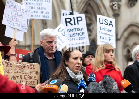 London, Großbritannien, 24/01/2022, Stella Moris, Julian Assanges Verlobte, Der britische Oberste Gerichtshof hat die Erlaubnis erteilt, dass Julian Assange seine Berufung beim Obersten Gerichtshof des Vereinigten Königreichs einlegen kann, weil der Fall wichtige rechtliche Aspekte aufwarf, die für die breite Öffentlichkeit von rechtlicher Bedeutung sind. Stella Moris, die Verlobte von Julian Assange, erschien vor den königlichen Gerichtshöfen, um eine Erklärung abzugeben, in der die jüngste Entscheidung bekanntgegeben wurde. Im Dezember 2021 entschied der Oberste Gerichtshof, dass Assange an die USA ausgeliefert werden kann, wo er verschiedene Verbrechen gemäß der angeklagt wurde Stockfoto