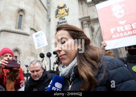 London, Großbritannien, 24/01/2022, Stella Moris, Julian Assanges Verlobte, Wurde nach der Ankündigung gesehen, dass er ein Interview gab.der britische Oberste Gerichtshof hat Julian Assange die Erlaubnis erteilt, seine Berufung beim Obersten Gerichtshof des Vereinigten Königreichs einzulegen, weil der Fall wichtige rechtliche Aspekte aufwarf, die für die breite Öffentlichkeit von rechtlicher Bedeutung sind. Stella Moris, die Verlobte von Julian Assange, erschien vor den königlichen Gerichtshöfen, um eine Erklärung abzugeben, in der die jüngste Entscheidung bekanntgegeben wurde. Im Dezember 2021 entschied der Oberste Gerichtshof, dass Assange an die USA ausgeliefert werden kann, wo er verschiedene Verbrechen unter der Spionage A angeklagt wurde Stockfoto