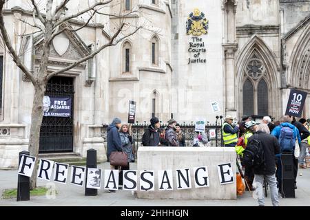 London, UK, 24/01/2022, Ein Banner mit der Aufschrift "Free Assange", das auf einer Bank vor dem Royal Court of Justice angebracht wurde.der britische Oberste Gerichtshof hat Julian Assange die Erlaubnis erteilt, seine Berufung beim Obersten Gerichtshof des Vereinigten Königreichs einzulegen, Mit der Begründung, dass der Fall für die breite Öffentlichkeit wichtige rechtliche Fragen aufwarf. Stella Moris, die Verlobte von Julian Assange, erschien vor den königlichen Gerichtshöfen, um eine Erklärung abzugeben, in der die jüngste Entscheidung bekanntgegeben wurde. Im Dezember 2021 entschied der Oberste Gerichtshof, dass Assange an die USA ausgeliefert werden kann, wo er verschiedene Verbrechen unter der Spionage angeklagt wurde Stockfoto