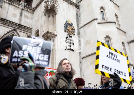 London, Großbritannien, 24/01/2022, Demonstranten sahen Plakate mit den Aufsagen "Free Assange" und "Free Assange, Free Press".der britische Oberste Gerichtshof hat Julian Assange die Erlaubnis erteilt, seine Berufung beim Obersten Gerichtshof des Vereinigten Königreichs einzulegen, weil der Fall wichtige rechtliche Punkte aufwarf, die für die breite Öffentlichkeit von rechtlicher Bedeutung sind. Stella Moris, die Verlobte von Julian Assange, erschien vor den königlichen Gerichtshöfen, um eine Erklärung abzugeben, in der die jüngste Entscheidung bekanntgegeben wurde. Im Dezember 2021 entschied der Oberste Gerichtshof, dass Assange an die USA ausgeliefert werden kann, wo er verschiedene Verbrechen gemäß dem Spionagegesetz angeklagt wurde. Stockfoto