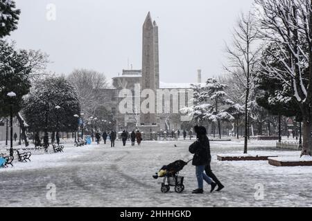 Istanbul, Türkei. 24th Januar 2022. Die Menschen verbringen Zeit in der Nähe der Blauen Moschee in Istanbul, wo es weiterhin starken Schneefall gibt. Kredit: SOPA Images Limited/Alamy Live Nachrichten Stockfoto