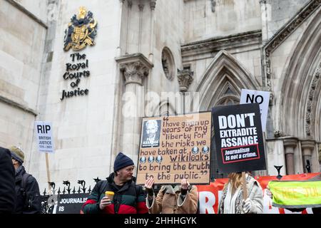 London, Großbritannien, 24/01/2022, Demonstranten sahen Plakate mit der Aufschrift: „(Julian Assange:) Ich habe jahrelang meine Freiheit für die Risiken aufgegeben, die wir bei wikileaks eingegangen sind, um der Öffentlichkeit die Wahrheit zu bringen“, und „Ich sollte Assange nicht ausliefern. Journalismus ist kein Verbrechen".der britische Oberste Gerichtshof hat Julian Assange die Erlaubnis erteilt, seine Berufung beim Obersten Gerichtshof des Vereinigten Königreichs einzulegen, weil der Fall wichtige rechtliche Aspekte aufwarf, die für die breite Öffentlichkeit von rechtlicher Bedeutung sind. Stella Moris, die Verlobte von Julian Assange, erschien vor den königlichen Gerichtshöfen, um eine Erklärung abzugeben, in der die jüngste Entscheidung bekanntgegeben wurde. Zoll Stockfoto