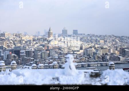 Istanbul, Türkei. 24th Januar 2022. Ein allgemeiner Blick auf den Galata-Turm und die umliegenden Strukturen in Istanbul, wo es weiterhin starken Schneefall gibt. Kredit: SOPA Images Limited/Alamy Live Nachrichten Stockfoto