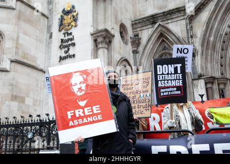 London, Großbritannien, 24/01/2022, Ein Protestler, der ein Plakat mit der Aufschrift "Free Assange" mit einem Porträt von Assange auf der Oberseite zeigt.der britische Oberste Gerichtshof hat die Erlaubnis erteilt, dass Julian Assange seine Berufung beim Obersten Gerichtshof des Vereinigten Königreichs einlegen kann, Mit der Begründung, dass der Fall für die breite Öffentlichkeit wichtige rechtliche Fragen aufwarf. Stella Moris, die Verlobte von Julian Assange, erschien vor den königlichen Gerichtshöfen, um eine Erklärung abzugeben, in der die jüngste Entscheidung bekanntgegeben wurde. Im Dezember 2021 entschied der Oberste Gerichtshof, dass Assange an die USA ausgeliefert werden kann, wo er verschiedene Verbrechen unter der Espi angeklagt wurde Stockfoto