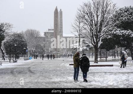 Istanbul, Türkei. 24th Januar 2022. Die Menschen verbringen Zeit in der Nähe der Blauen Moschee in Istanbul, wo es weiterhin starken Schneefall gibt. Kredit: SOPA Images Limited/Alamy Live Nachrichten Stockfoto